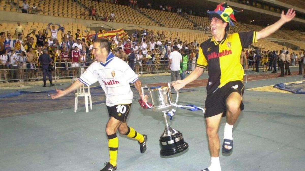 Ander Garitano y Yordi celebran con la Copa del Rey tras ganar la final del 2001 en La Cartuja.