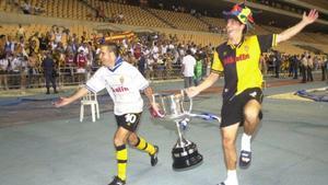 Ander Garitano y Yordi celebran con la Copa del Rey tras ganar la final del 2001 en La Cartuja.