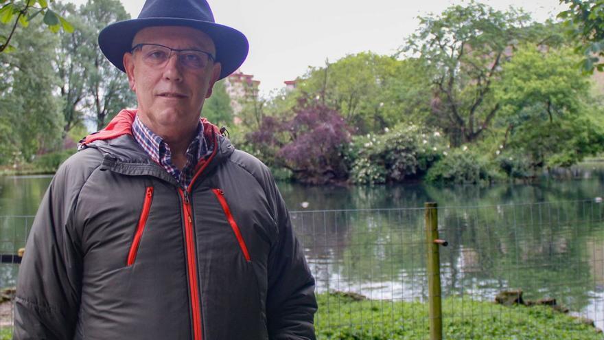 José Luis García López, junto al estanque grande del parque de Isabel la Católica. | PEDRO ORTERA