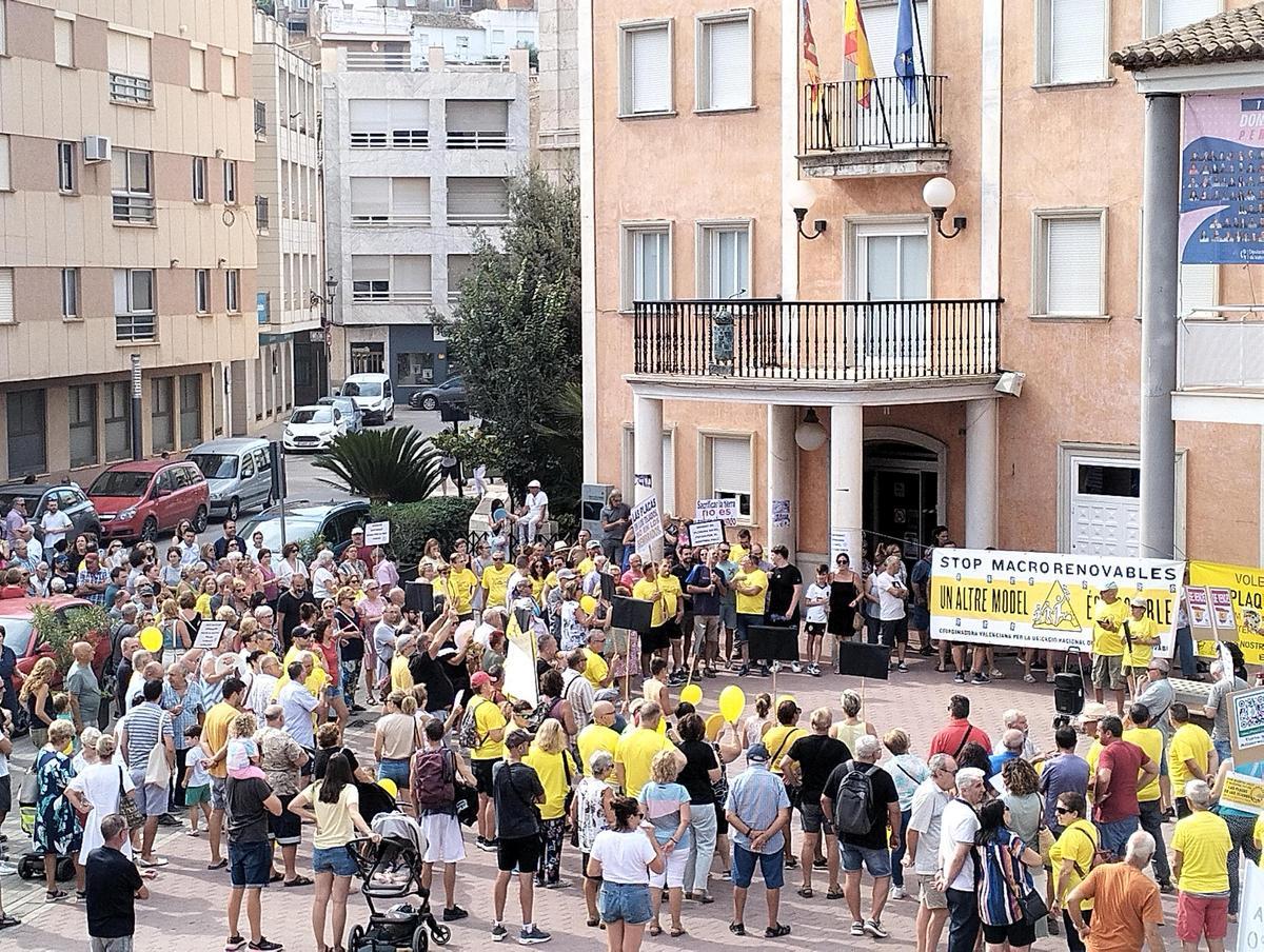 Una protesta en Turís contra la proliferación de proyectos de centrales fotovoltaicas.
