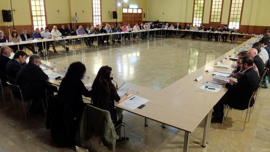 Los alcaldes y los representantes del Consell, ayer, en la Assemblea de Batles i Batlesses.