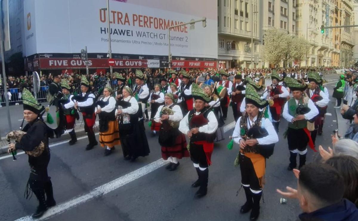 Miembros de agrupaciones de A Guarda, durante el desfile. |