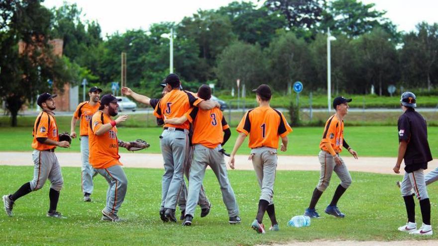 Los jugadores de Trasnos celebran una victoria.