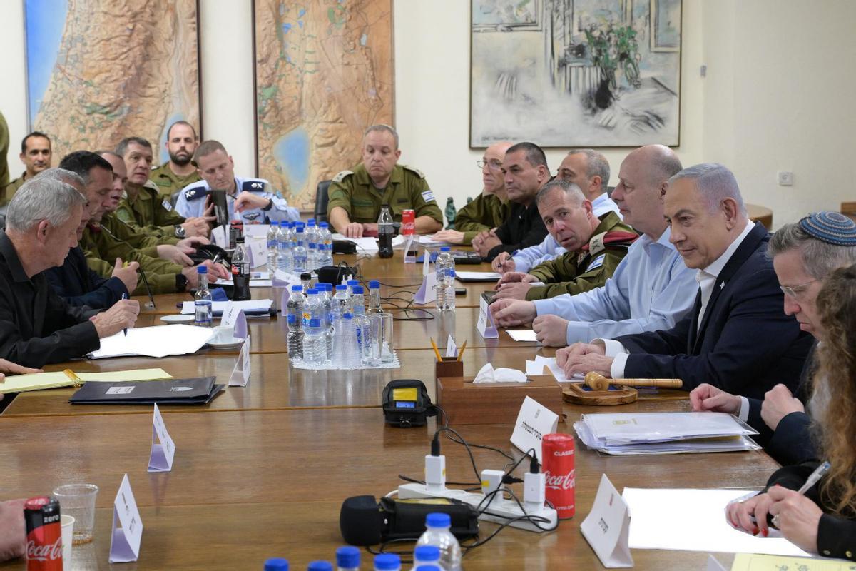 14 de abril 2024, Israel, Tel Aviv: El primer ministro israelí, Benjamin Netanyahu, con su gabinete de guerra tras los ataques de Irán 