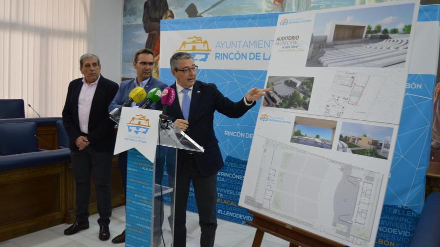 El alcalde, Francisco Salado, presenta el proyecto.