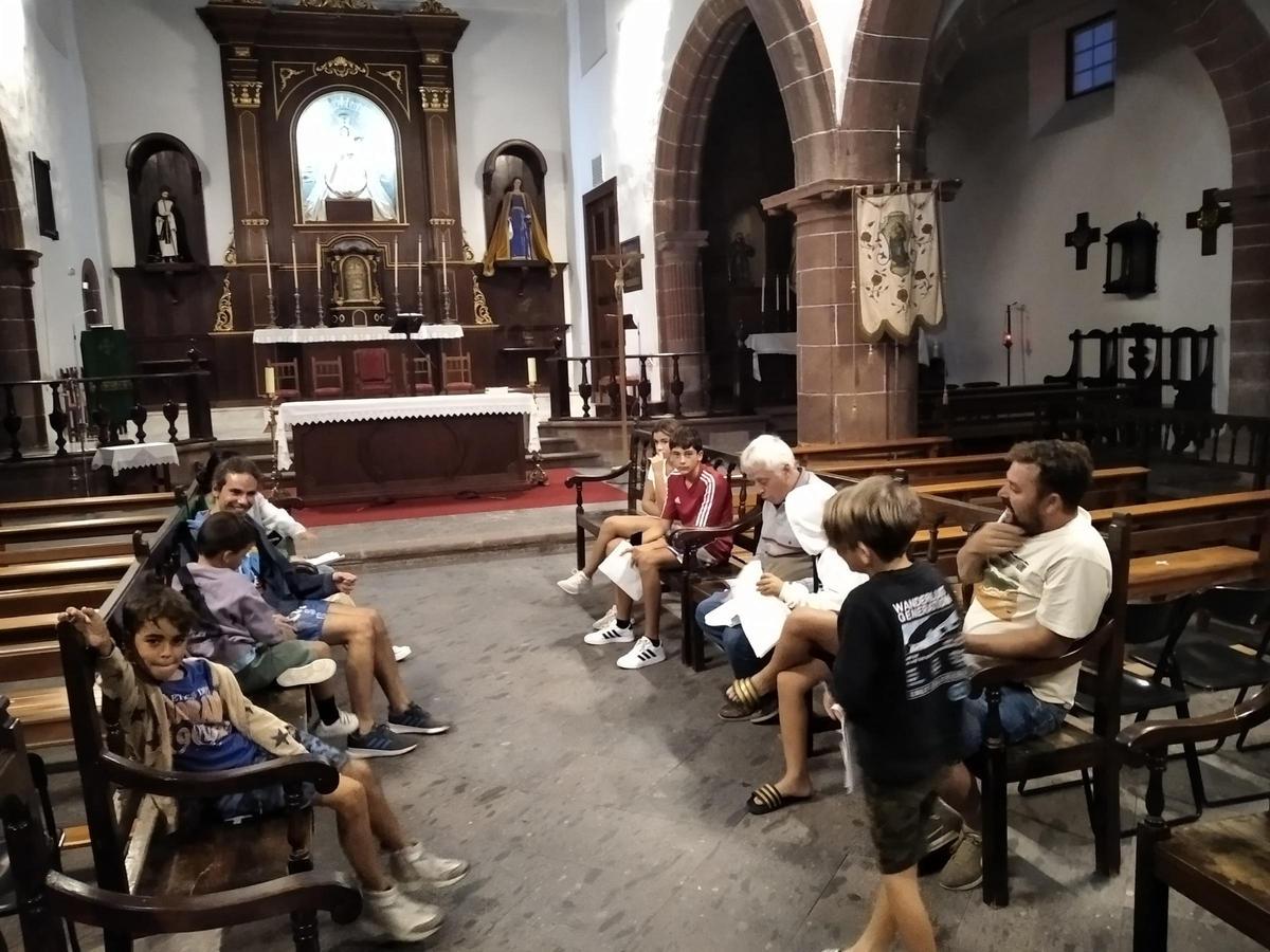 Un momento del ensayo, entre los escaños de la parroquia de Las Nieves.