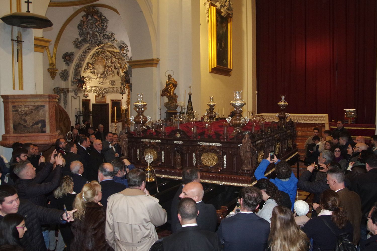 Dolores del Puente presenta el nuevo trono del Cristo del Perdón