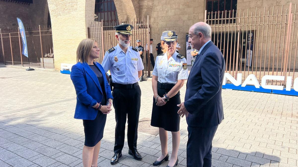 Pilar Bernabé con representantes policiales.