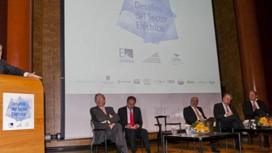 El consejero delegado de Endesa, Andrea Brentan (i), durante su conferencia ayer en la capital. i  JOSÉ CARLOS GUERRA