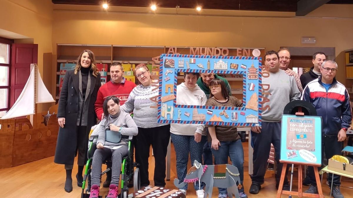 A la izquierda, la concejala Alba García con los usuarios del CAI Penlés en la exposición.