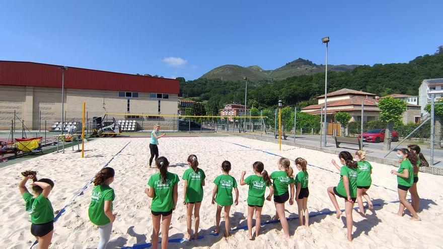 La jugadora María Priscilla, durante su clase magistral en Cangas de Onís.