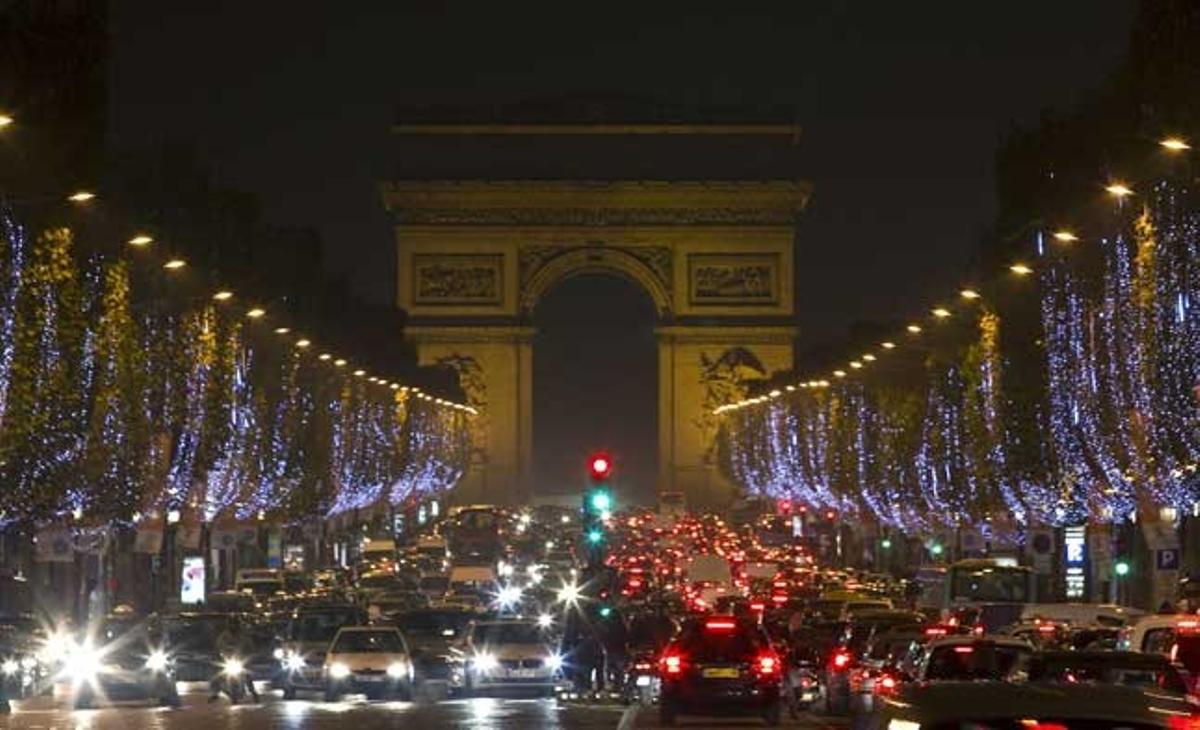Llums de Nadal adornen els arbres per il·luminar els Camps Elisis durant l’hora punta a París (França).