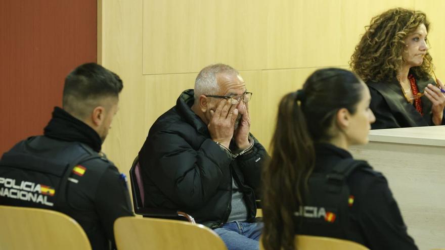 Felipe de Arriba con las manos en el rostro en la sesión en la que se dio a conocer el veredicto del jurado popular.