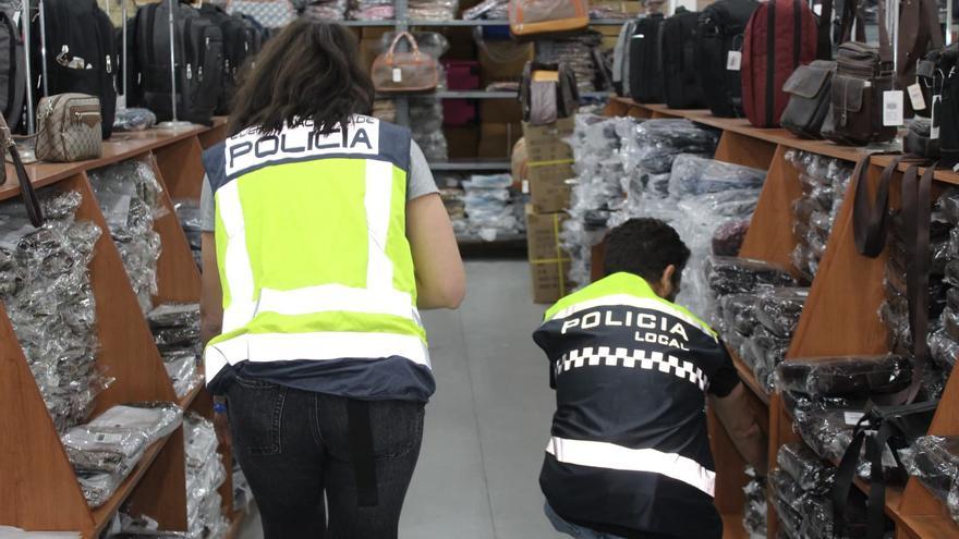 Casi 50 detenidos en Málaga en una operación que ha intervenido más de siete toneladas de ropa de lujo falsificada