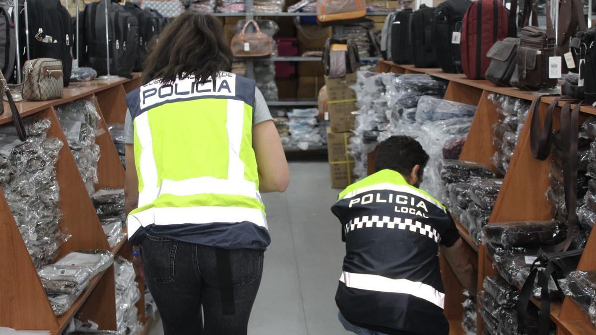 Dos agentes de Policía Nacional y Policía Local trabajan en una de las inspecciones.