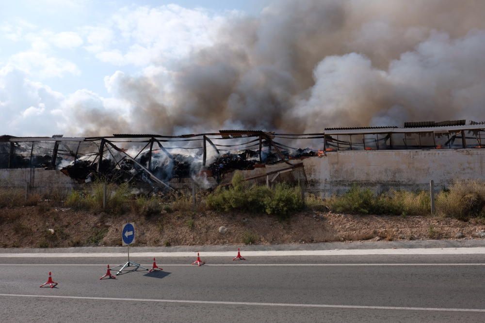 Arde una nave industrial en Aspe