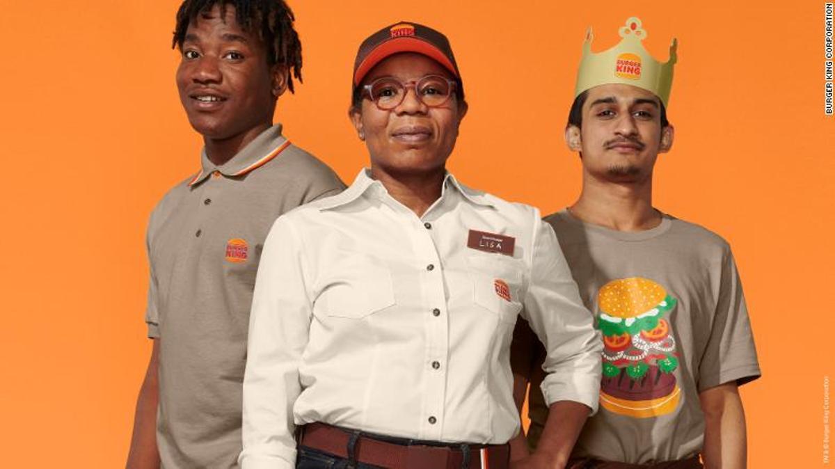 Empleados de Burger King con sus nuevos uniformes