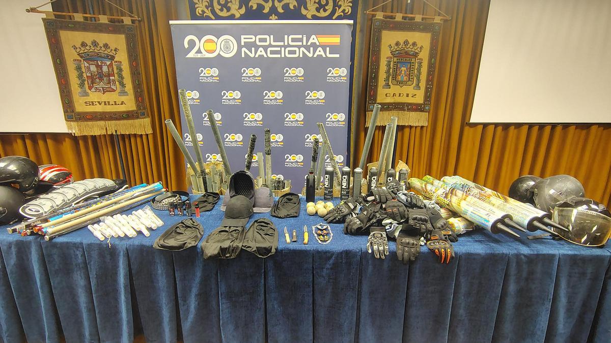 Material intervenido en el dispositivo policial de la final de la Copa del Rey.