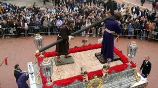 Miles de personas siguen la procesión de la Cofradía 15+1 de L'Hospitalet de Llobregat este Viernes Santo