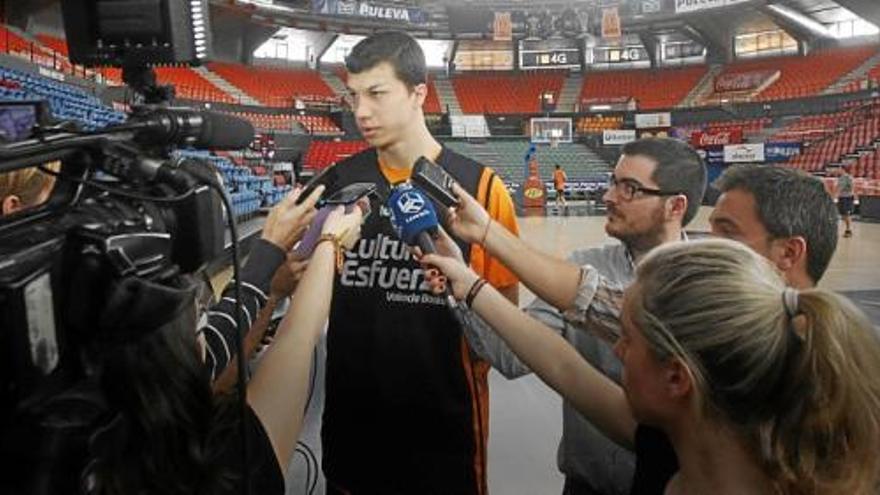 Vladimir Lucic se ha quedado en Valencia