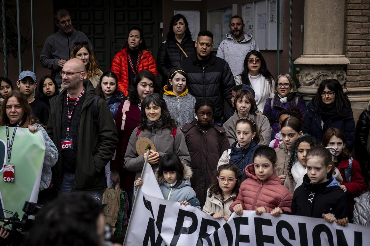 Concentración en defensa de la escuela pública en el colegio Gascón y Marín de Zaragoza, este miércoles. Concentración en defensa de la escuela pública en el colegio Gascón y Marín de Zaragoza, este miércoles.