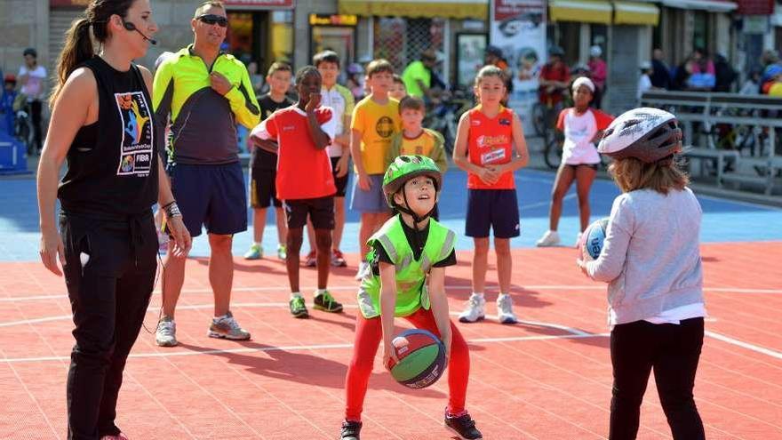Niños en el clinic de baloncesto organizado por la Federación. // Gustavo Santos