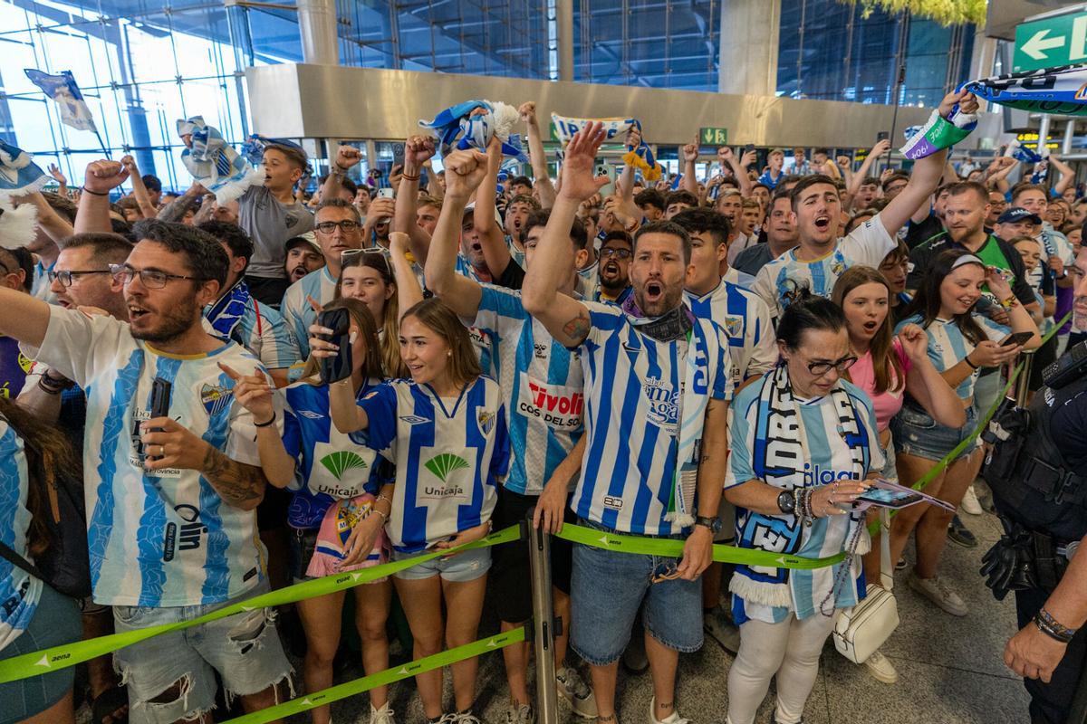 Despedida al Málaga CF en el aeropuerto antes de enfrentarse a la UD Las Palmas en el primer partido del play off de ascenso a la Primera División Despedida al Málaga CF en el aeropuerto antes de enfrentarse a la UD Las Palmas en el primer partido del play off de ascenso a la Primera División