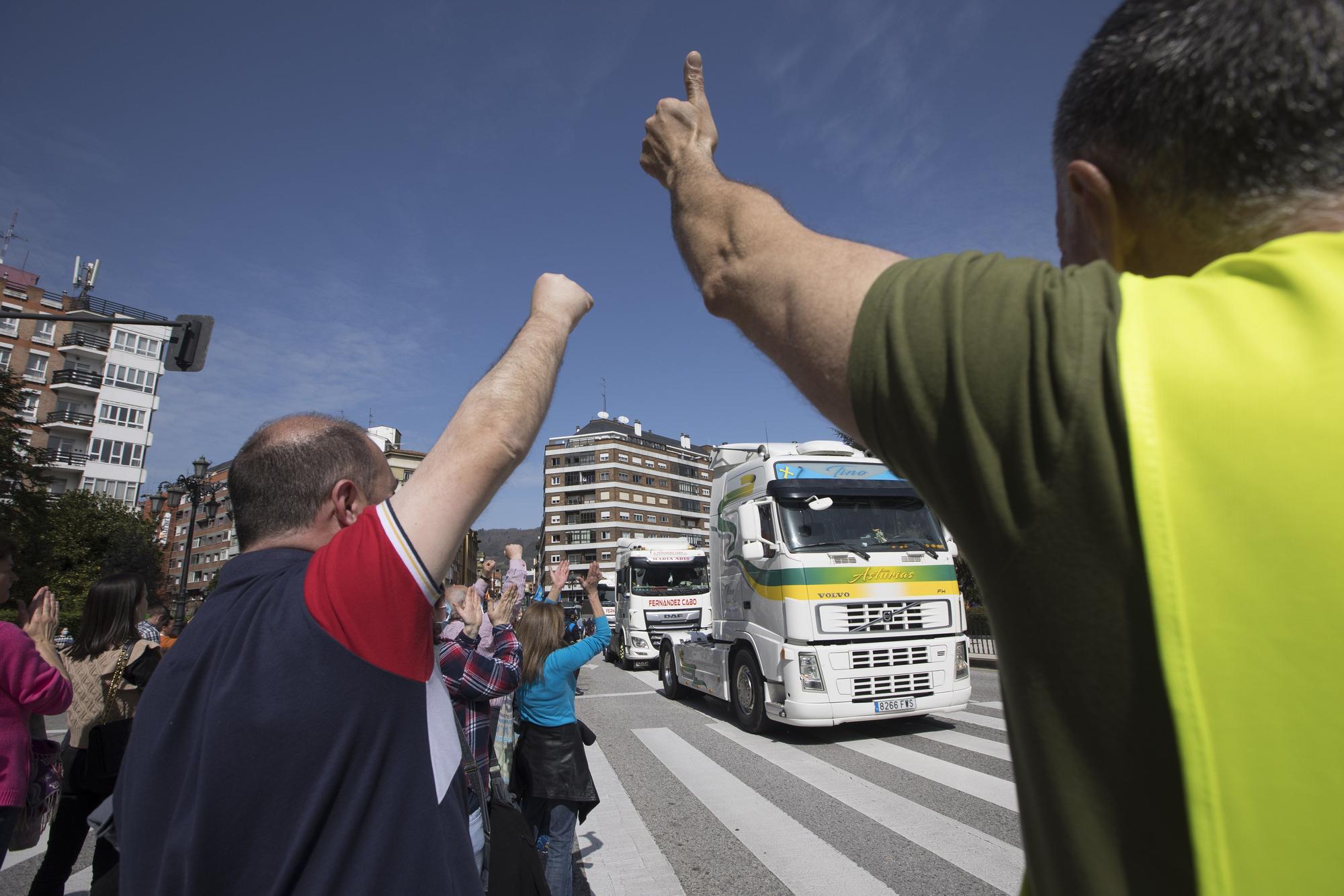 EN IMÁGENES: Los transportistas inundan las calles de Oviedo de camiones para visibilizar su protesta