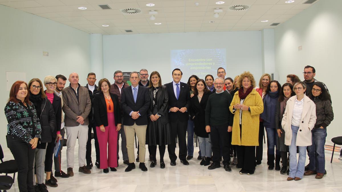 El consejero de Universidad, junto con la alcaldesa, el delegado de Educación, emprendedores y alumnos en Baena.