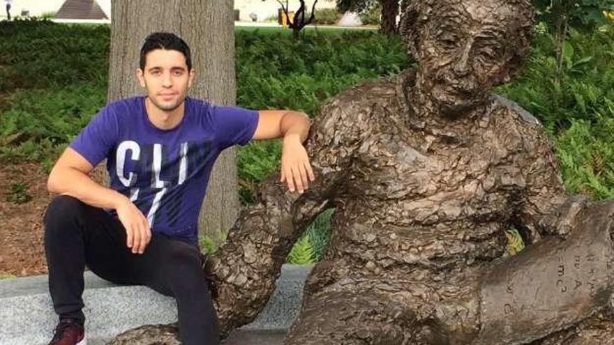 El físico gallego Juan Calderón, junto a una estatua de Einstein en el Georgia Institute of Technology (EE UU)