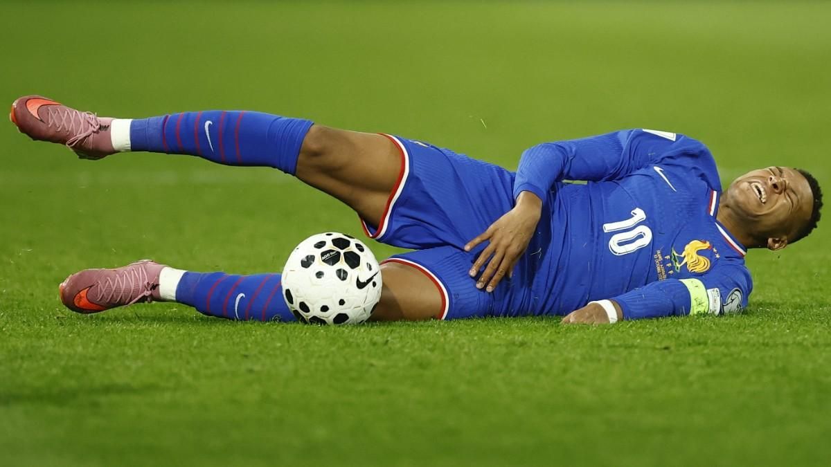 Kylian Mbappé, lastimándose tras una acción