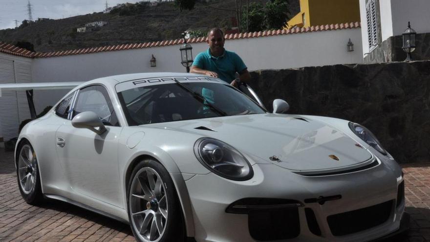 Iván Armas renueva su apuesta por Porsche