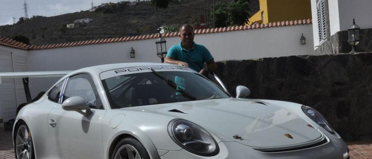 El piloto Iván Armas, posa junto a su última adquisición, el Porsche 911-991.1.