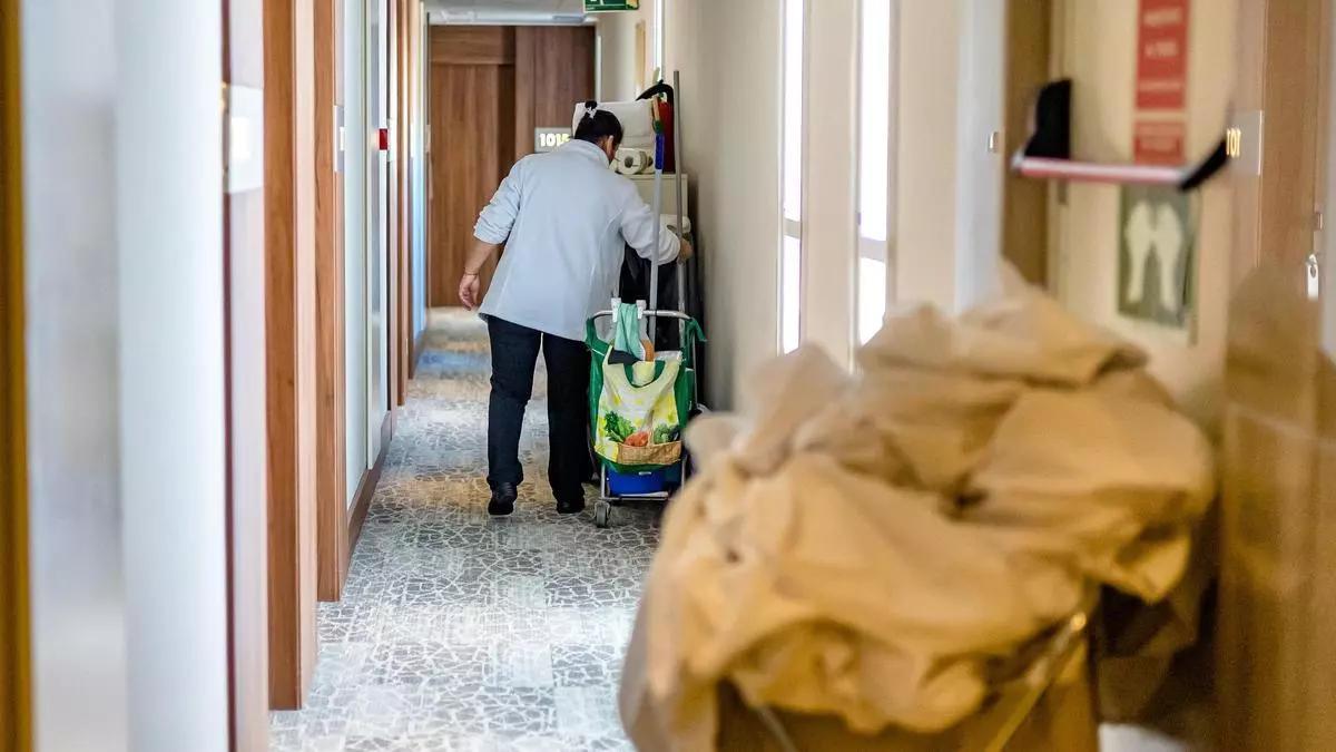Una camarera de piso limpia las habitaciones de un establecimiento hotelero de Benidorm.