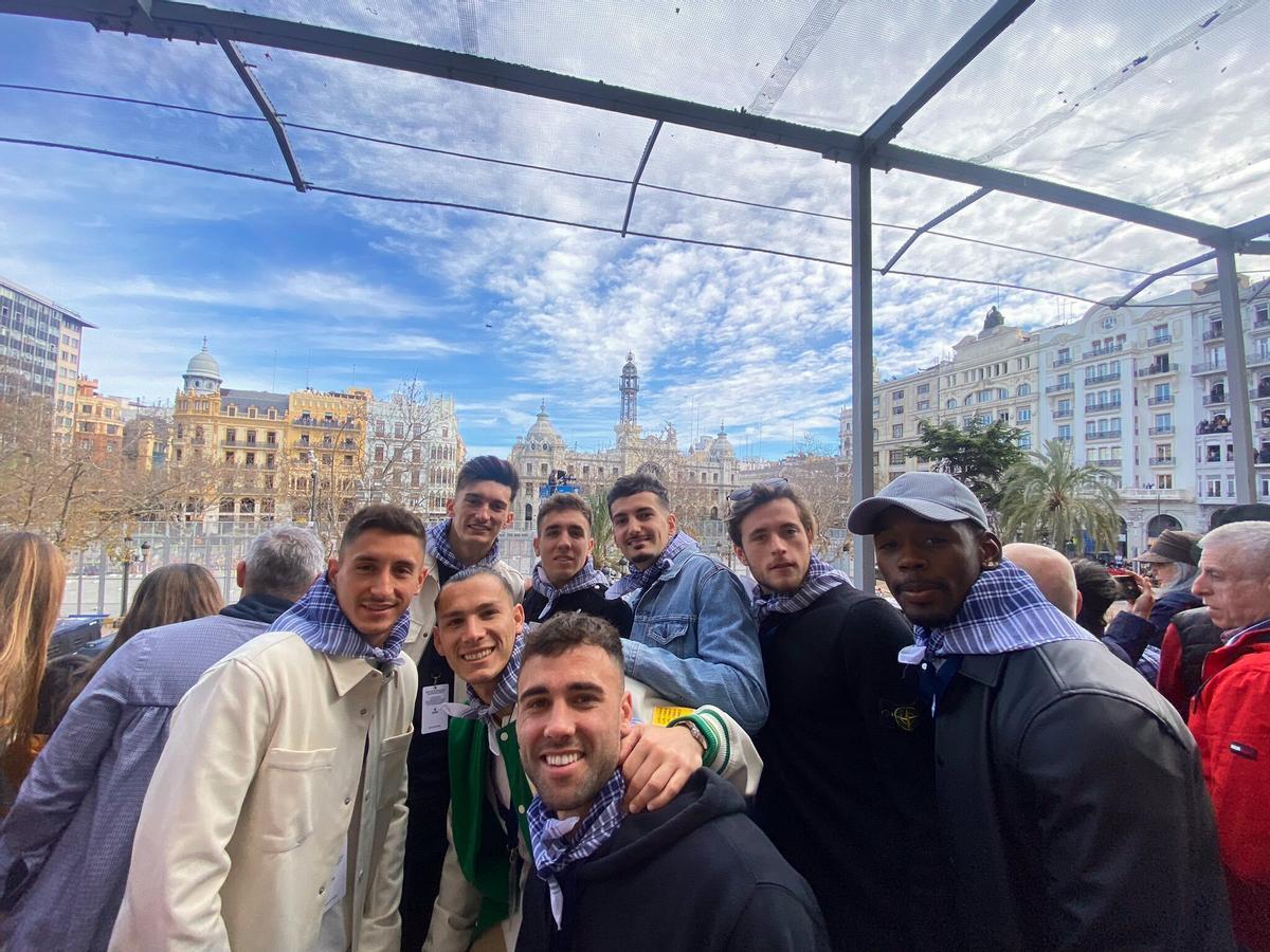 Algunos jugadores del Levante disfrutaron de la Mascletà desde una posición privilegiada