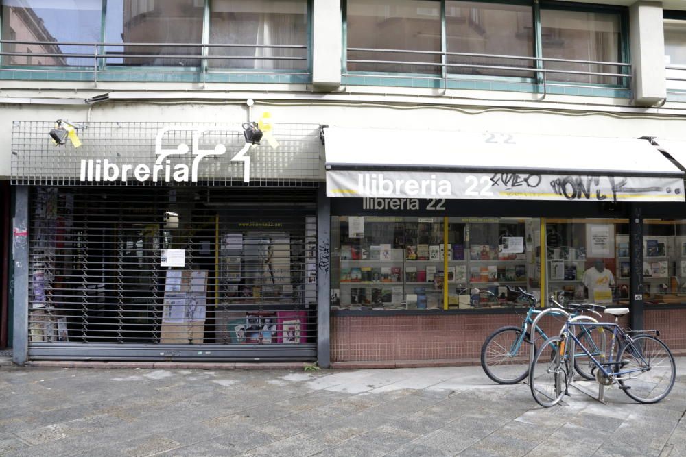 Façana de la llibreria 22 de Girona, tancada