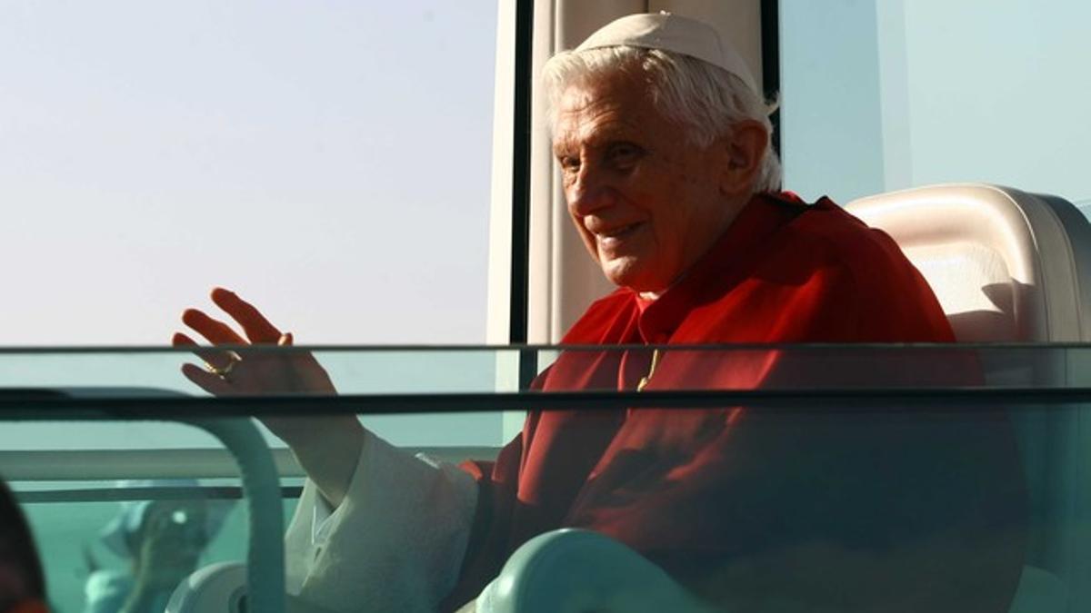 El Papa saluda a los feligreses, durante su visita a Madrid, en agosto del 2011.