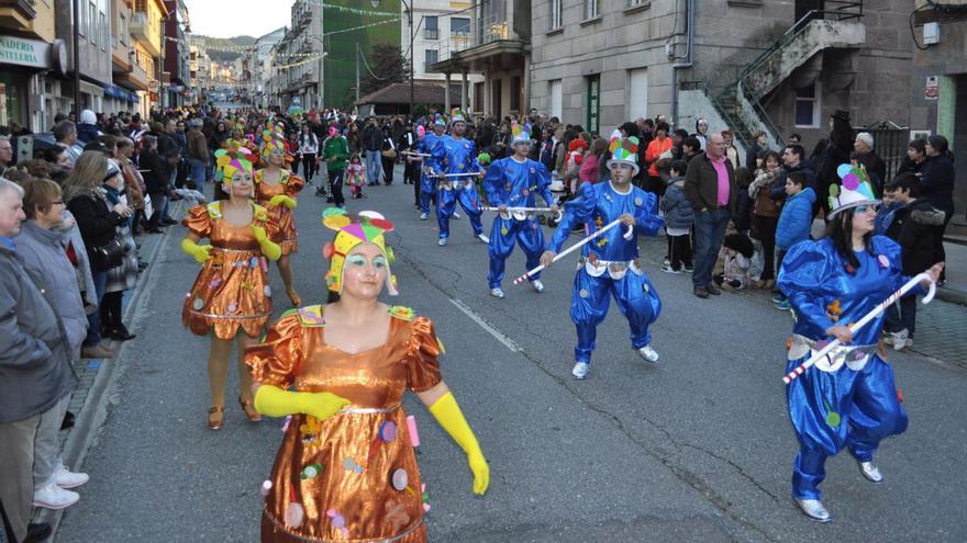 Desfile de comparsas de Entroido por las calles del centro de Arcade. |   // FDV