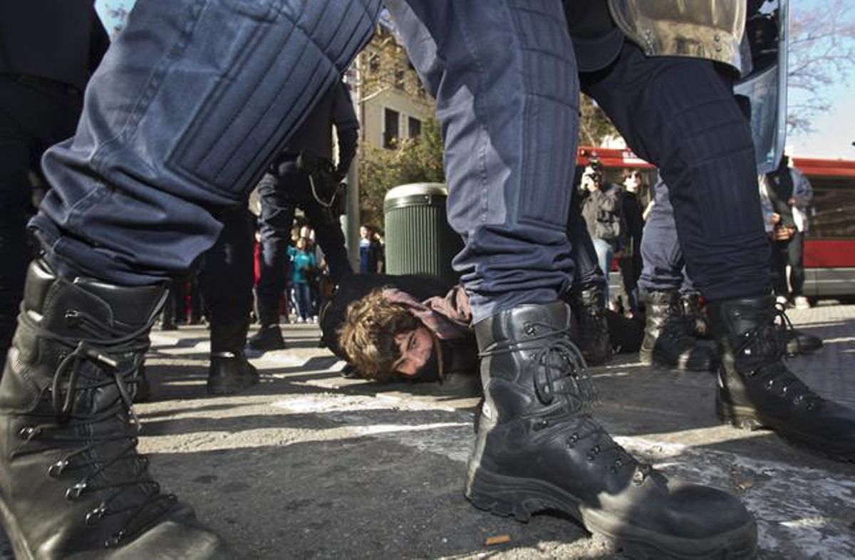 Un manifestant és reduït per la policia. Uns 300 estudiants s’han congregat a les portes de l’IES Lluís Vives de Valencia, fet que ha originat nous incidents.