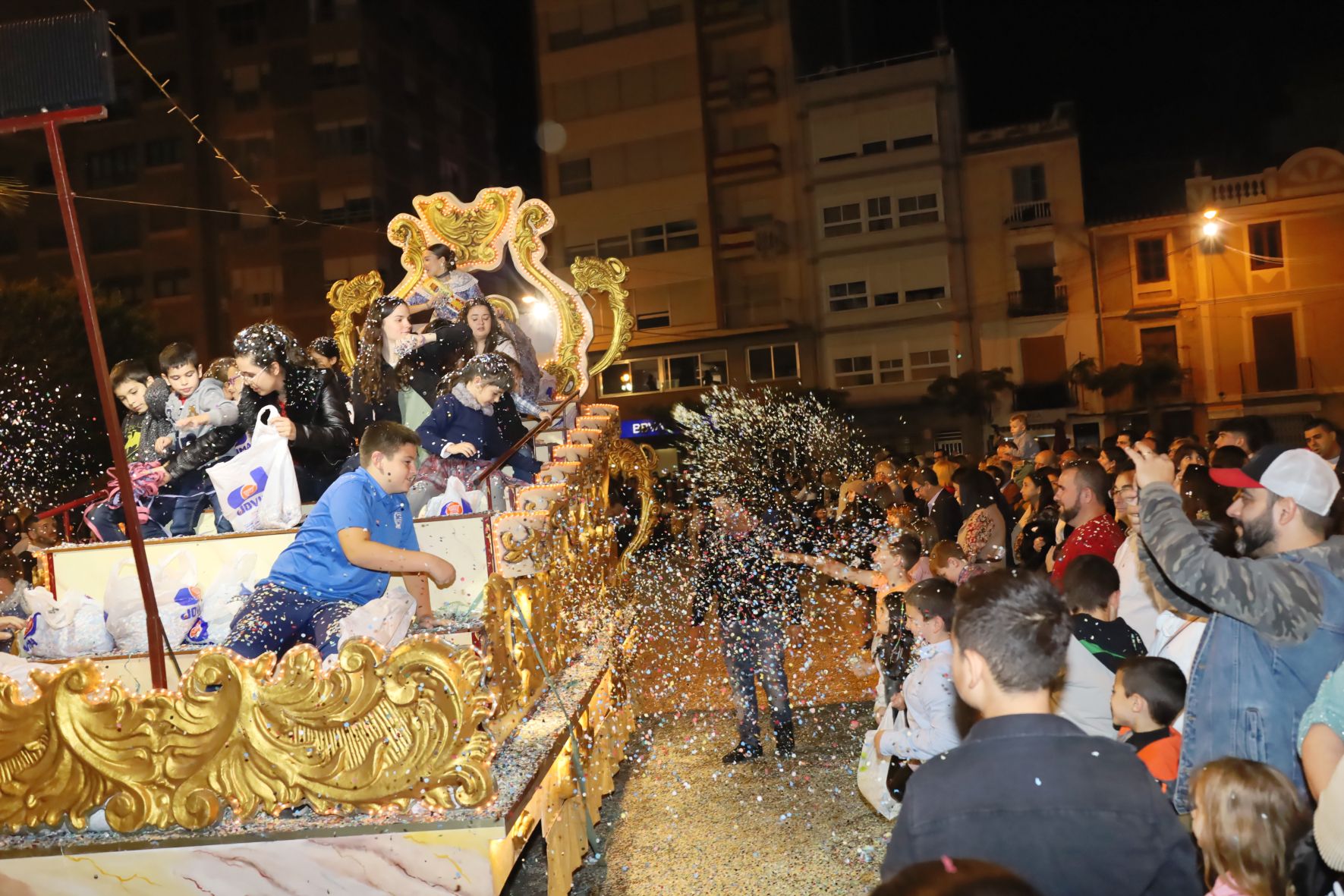 Todas las fotos del colorido desfile de carrozas de la Fira d'Onda