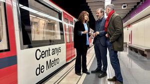 Laia Bonet, Xavier Flores (consejero delegado de TMB) y Òscar Playà (director de la red de metro), este jueves, junto a un metro vinilado con motivo del centenario