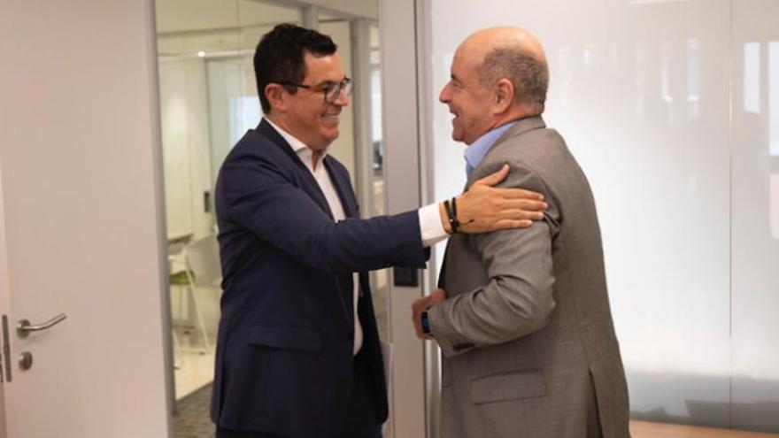 El consejero autonómico Pablo Rodríguez saluda, ayer, al presidente de la patronal de Las Palmas, Pedro Ortega.