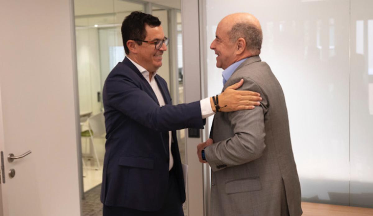 El consejero autonómico Pablo Rodríguez saluda, ayer, al presidente de la patronal de Las Palmas, Pedro Ortega.