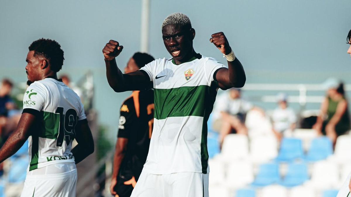 Umaru Konare celebra el gol al Kaizer Chiefs