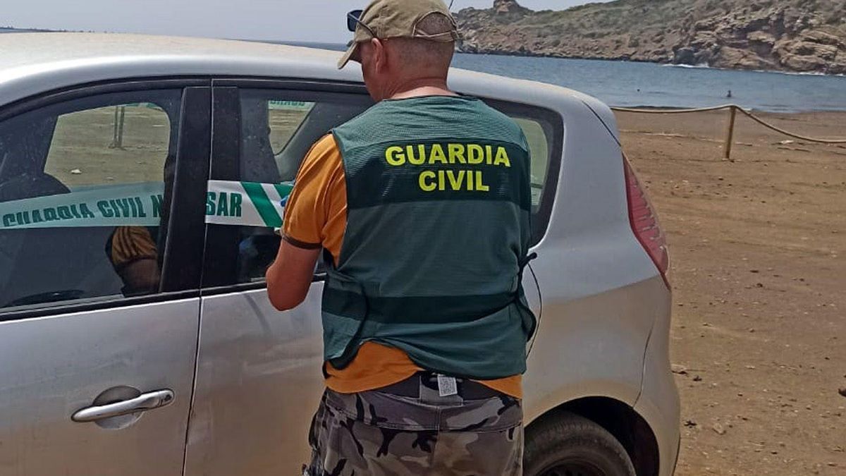Un agente precinta uno de los vehículos en los que se transportaba a los inmigrantes.