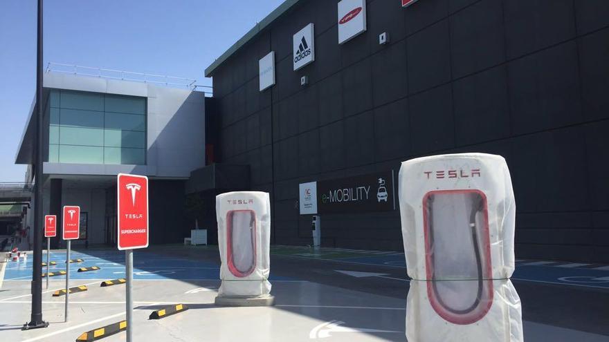 Estación de carga de vehículos eléctricos instalada por la compañía Tesla en Nueva Condomina.