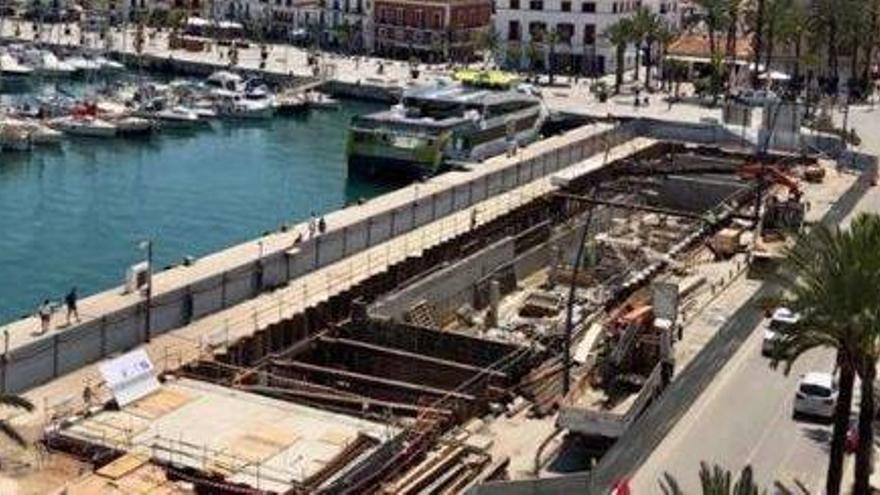 Paran las obras en el muelle de la línea pitiusa