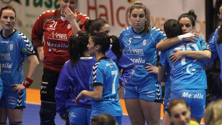 Las jugadoras del Mecalia se lamentan de la derrota ante el Rocasa en la Copa de la Reina. // R.Grobas