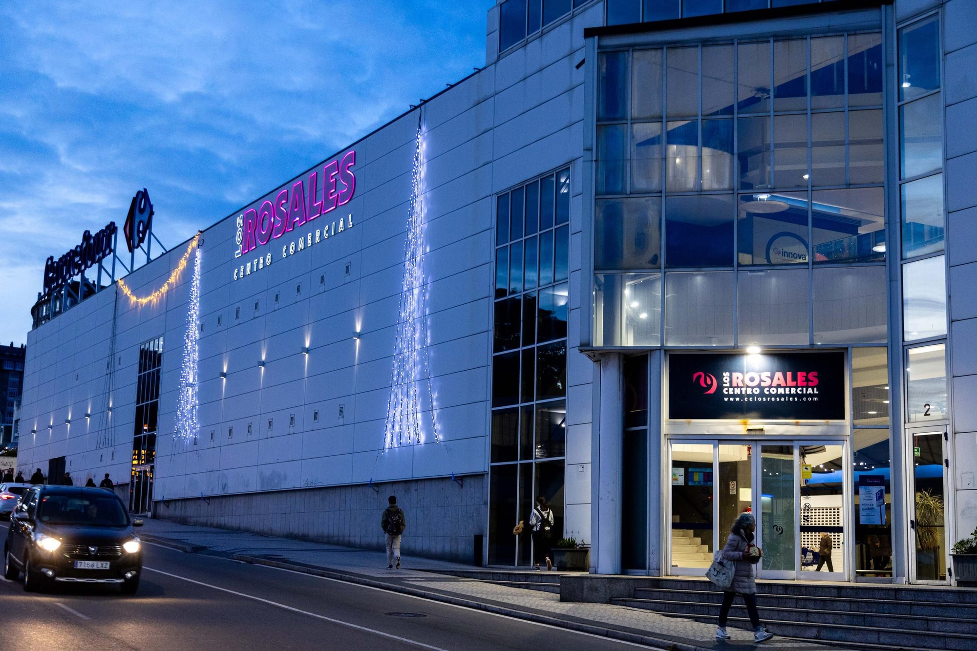 El centro comercial Los Rosales enciende la Navidad con sus vecinos