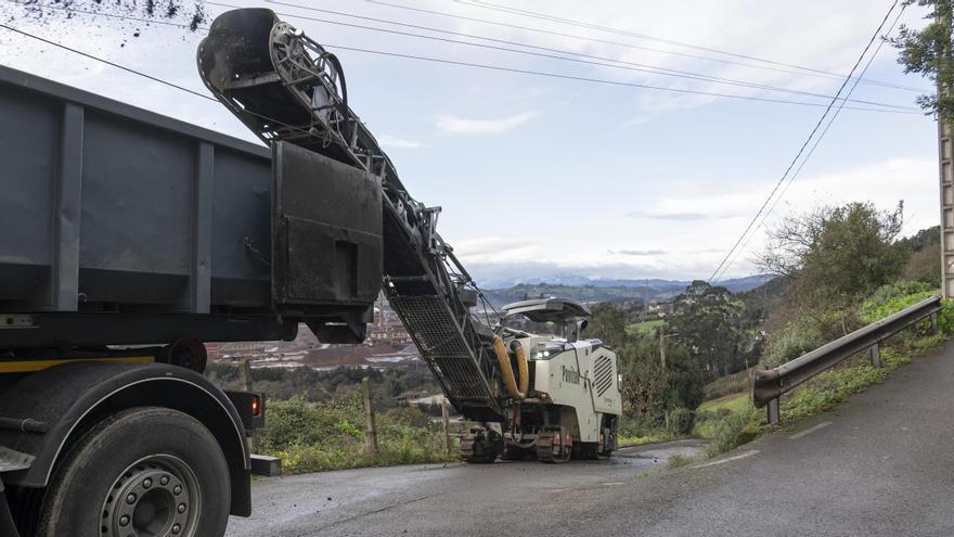 Intersección del Camín de la Cuesta con el Camín del Mirador, en Veriña, Carreño.